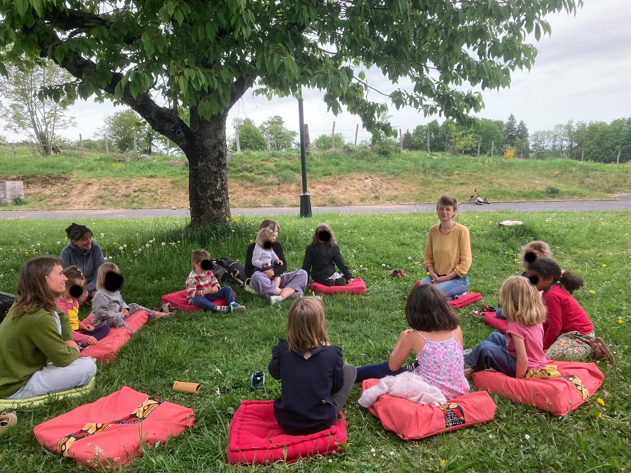 Enfants et parents réunis pour un cercle conteur à l'école